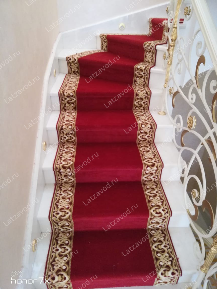 Купить ковровую дорожку на лестницу в Москве