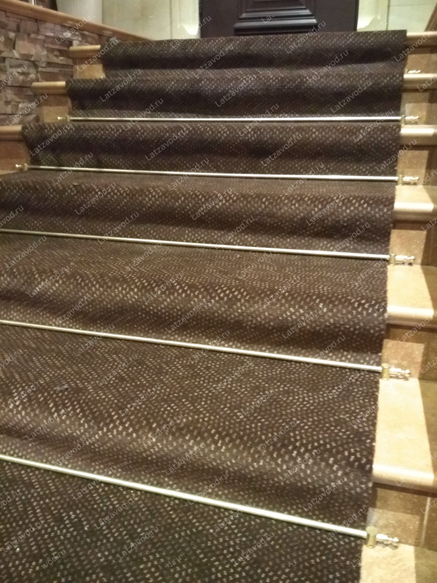 Купить ковролин на облицованную плиткой лестницу