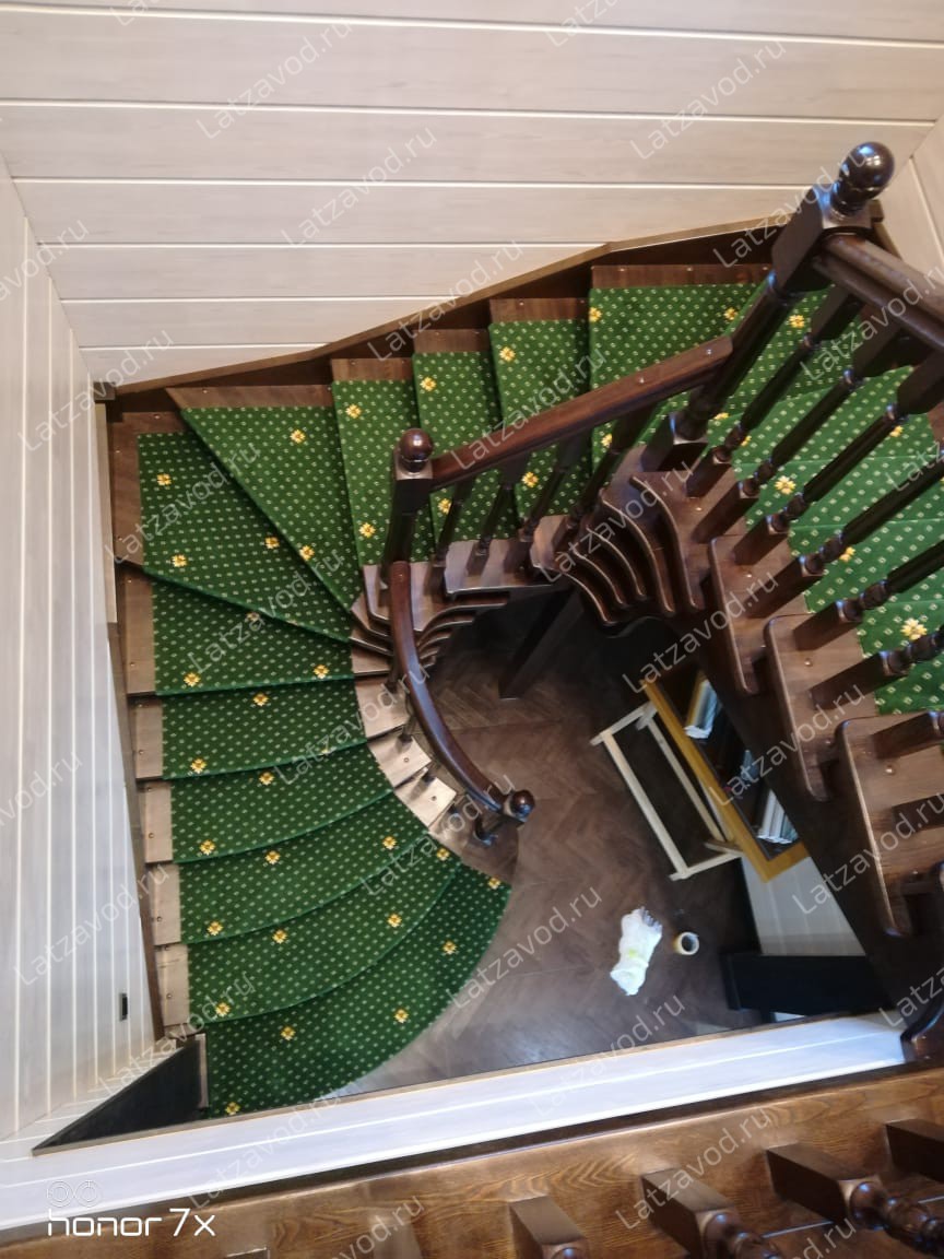 Купить ковролин на облицованную плиткой лестницу