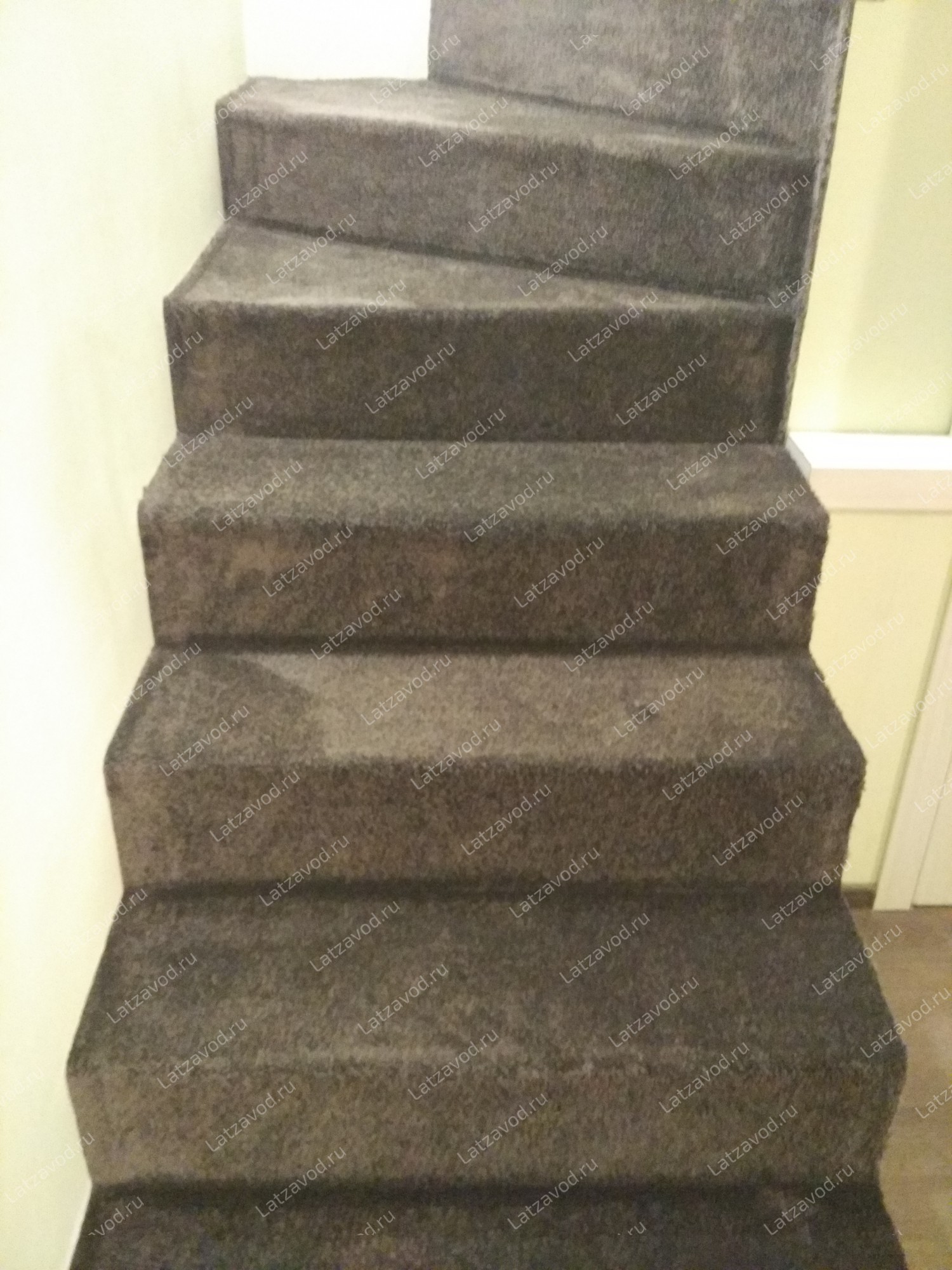 Купить ковролин на бетонную лестницу