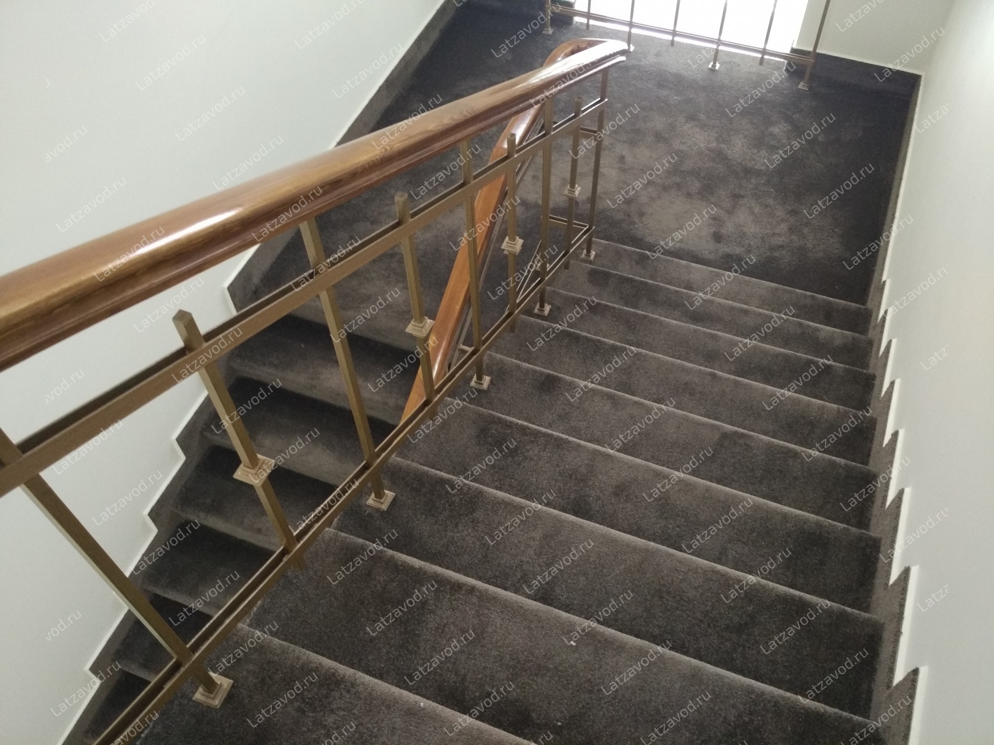 Купить ковролин на бетонную лестницу